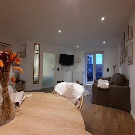 Lachmoewe By Deju * Norderney